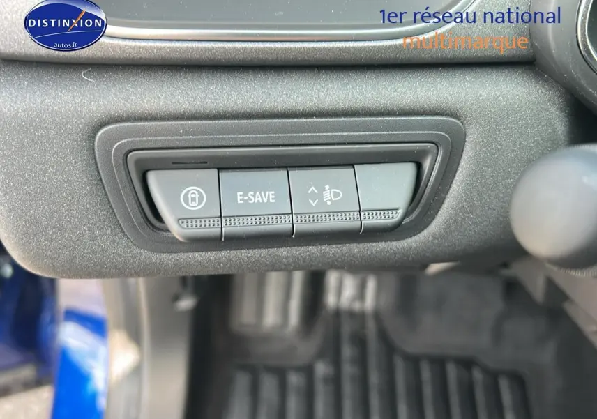 Gros plan sur les commandes sous le tableau de bord du Renault Captur bleu iron, boutons E-SAVE et réglage des phares.
