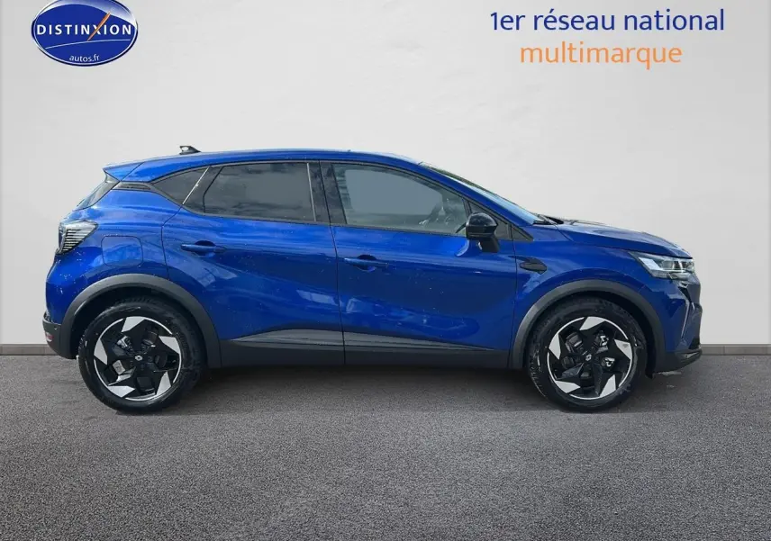 Profil droit du Renault Captur 1.6 e-tech hybride 2025 en bleu iron avec jantes alliage et vitres teintées.
