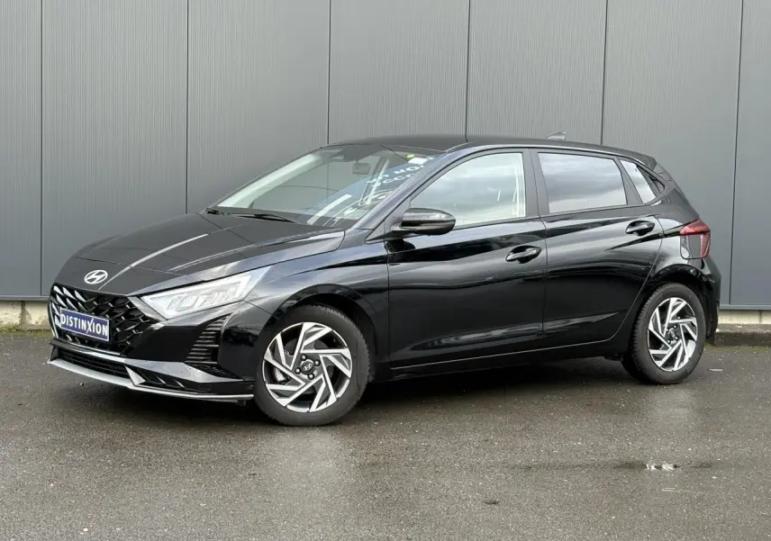 Hyundai i20 2025 noir Phantom Metal vue 3/4 avant droit avec jantes alliage diamantées et calandre distinctive.