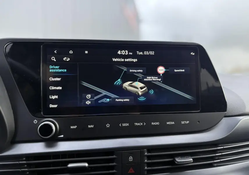 Écran tactile central de la Hyundai i20 2025 affichant les réglages d'assistance à la conduite, vue intérieure frontale.