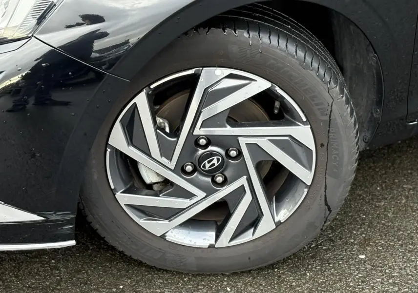 Gros plan sur la jante alliage diamantée 16'' noire et argentée d'une Hyundai i20 Phantom Metal 2025.
