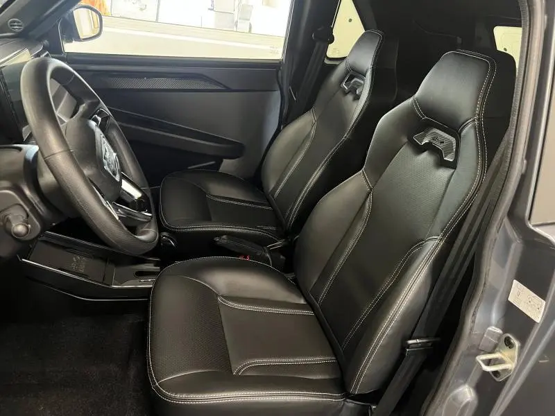 Vue intérieure côté gauche du LIGIER JS50 SPORT ELITE E5+ gris 2025, mettant en valeur les sièges sport noirs avec surpiqûres blanches.