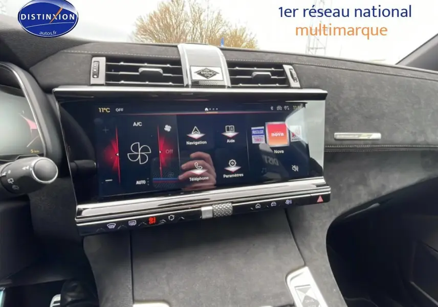 Vue intérieure du tableau de bord du DS7 1.5 BlueHDi gris titane, avec écran tactile multifonction et finition alcantara.