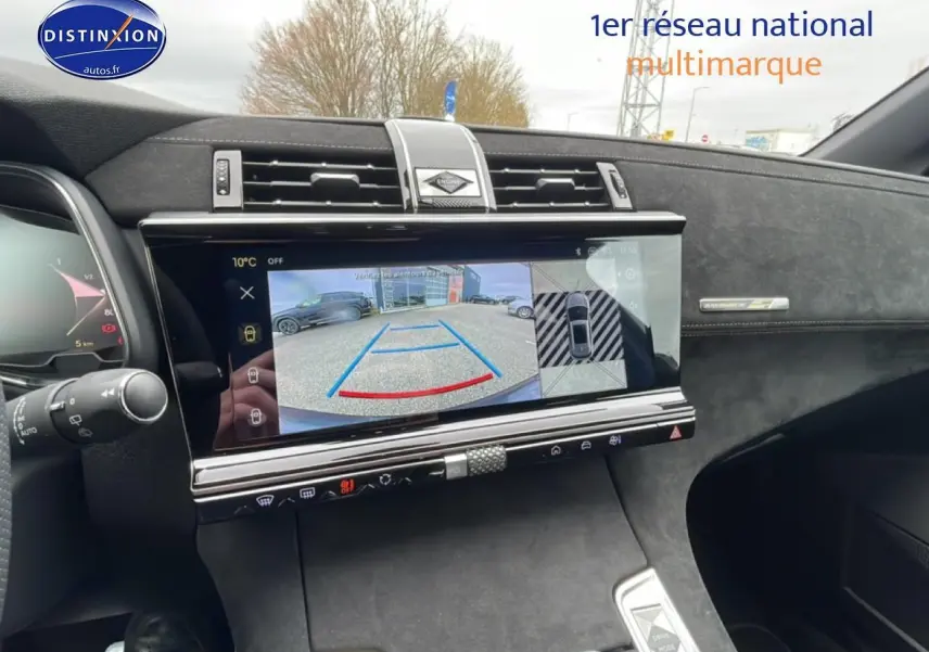 Vue intérieure du tableau de bord du DS7 1.5 BlueHDi 130 gris titane, avec écran tactile affichant la caméra de recul.