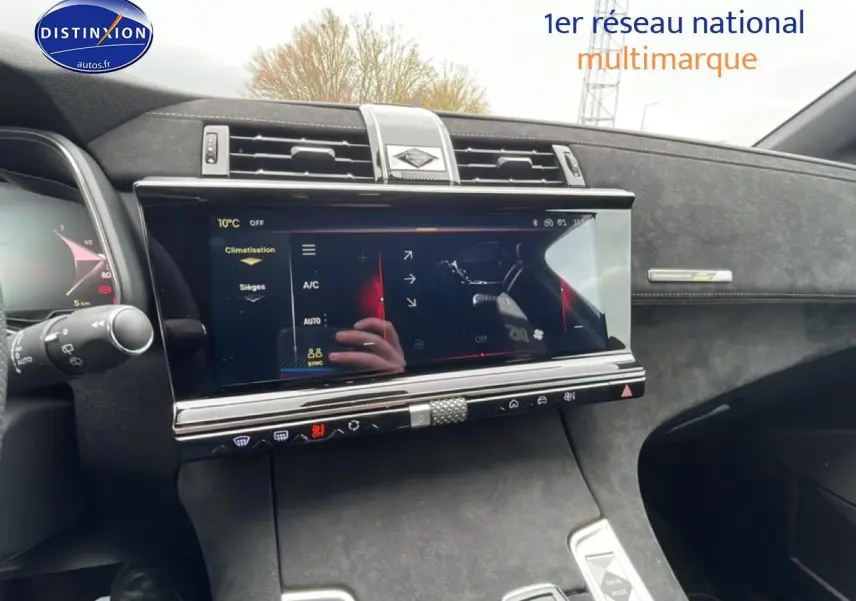 Vue intérieure centrée sur l'écran tactile du tableau de bord du DS7 gris titane, finition Performance Line 2026.