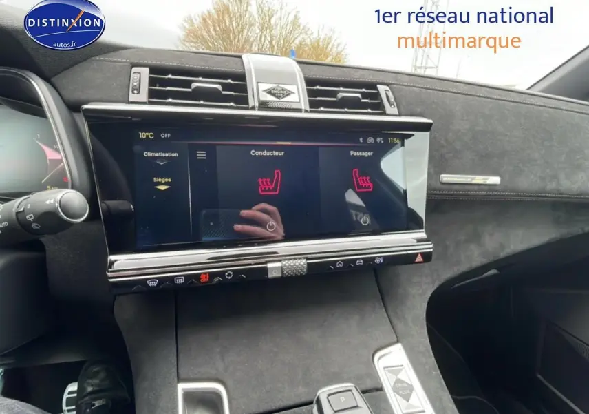 Vue intérieure du tableau de bord et console centrale du DS7 gris titane, avec écran tactile et commandes chauffantes des sièges.