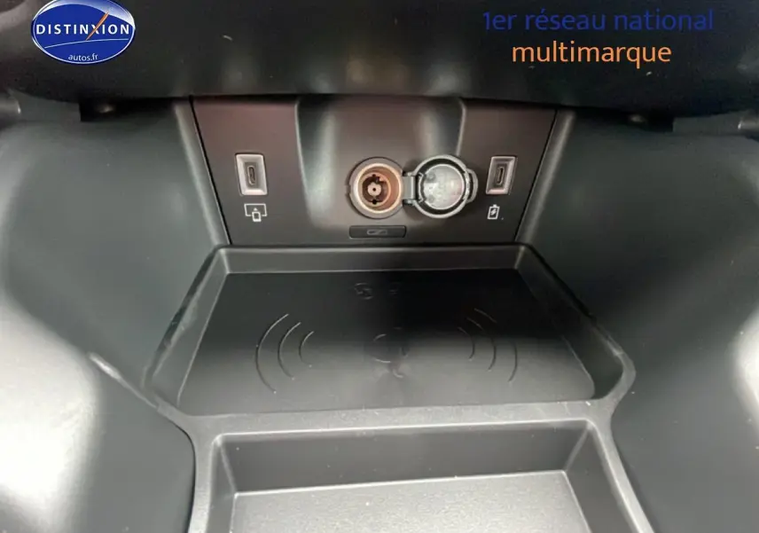 Gros plan sur la console centrale du DS7 2026 gris titane, montrant prises USB, prise 12V et zone de recharge sans fil.