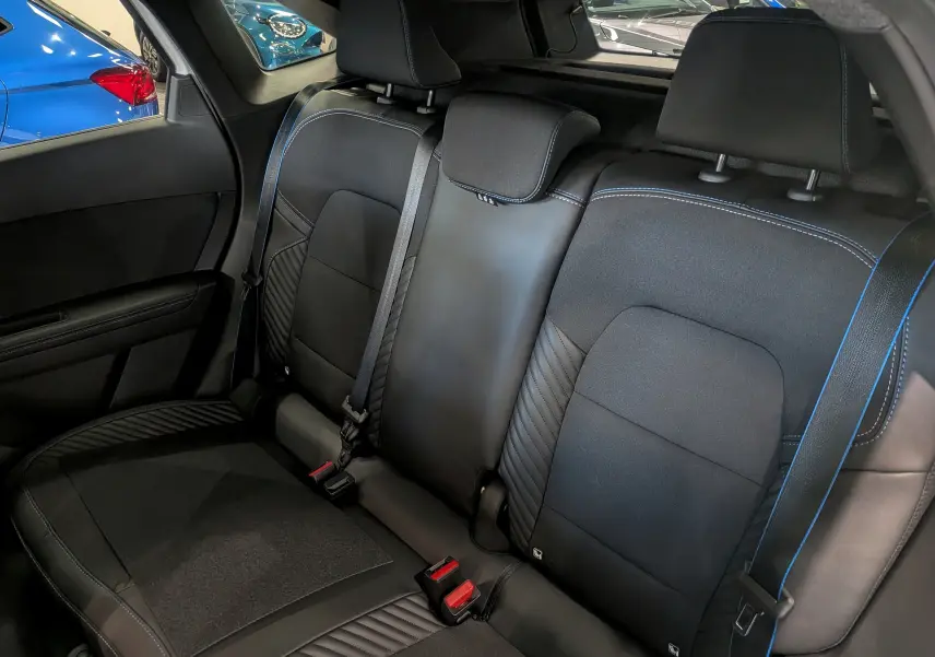 Vue intérieure sur les sièges arrière noirs avec surpiqûres bleues du Renault SYMBIOZ E-TECH Full Hybrid 2026.