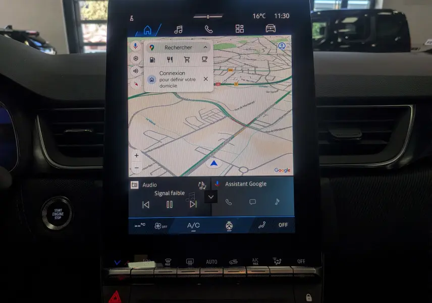 Vue intérieure centrée sur l'écran tactile du système multimédia du Renault Symbioz blanc nacré, affichant la navigation GPS.