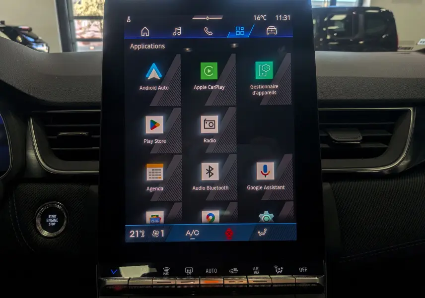 Écran tactile central du tableau de bord de la Renault SYMBIOZ blanc nacré, affichant les applications connectées.