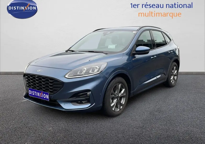Ford Kuga 2024 bleu Vapor Metal en 3/4 avant droit, avec calandre noire et jantes alliage grises.