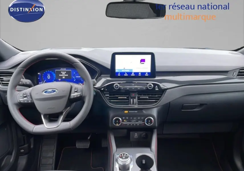 Vue intérieure frontale du tableau de bord du Ford Kuga 2024 bleu Vapor Metal, avec volant multifonction et écran tactile central.