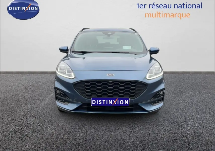 Vue avant d'un Ford Kuga 2024 bleu vapor metal avec calandre noire et phares LED allumés.