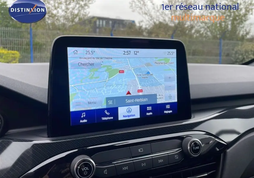 Écran tactile central du Ford Kuga 2024 affichant la navigation, avec tableau de bord noir et finitions modernes.
