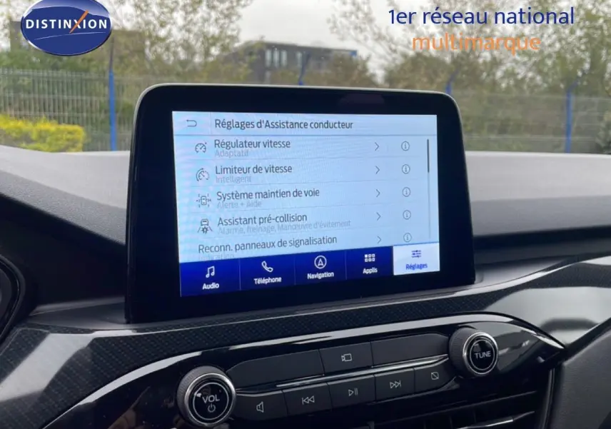 Écran tactile central du Ford Kuga 2024 affichant les réglages d’assistance conducteur, avec tableau de bord noir.
