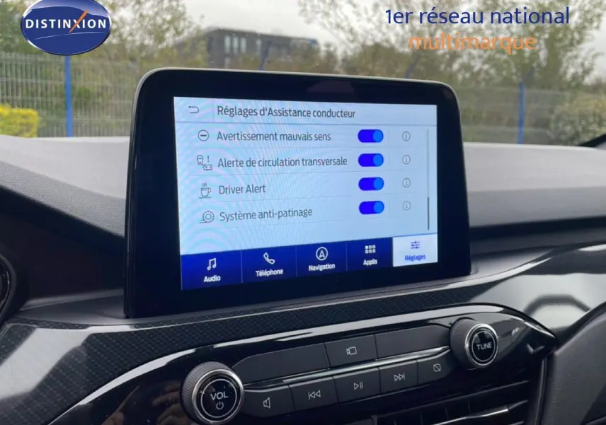 Écran tactile central du tableau de bord du Ford Kuga 2024, affichant les réglages d’assistance conducteur.