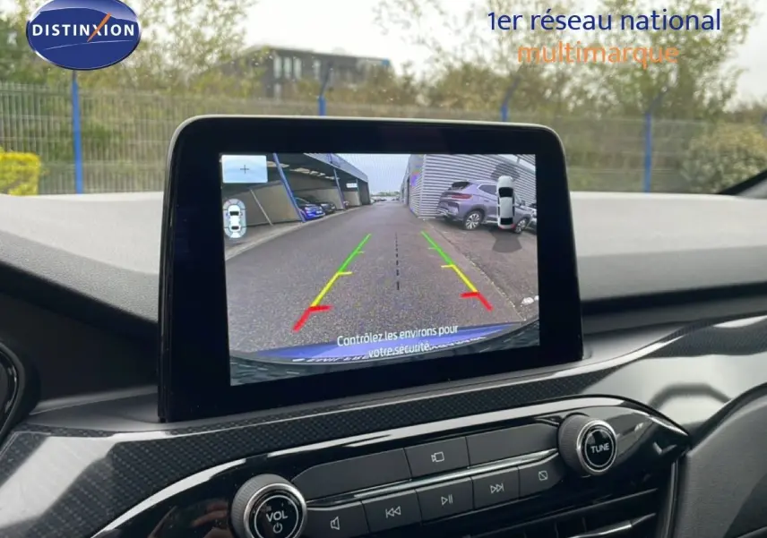 Écran central montrant la caméra de recul du Ford Kuga bleu Vapor Metal, avec guidage de trajectoire coloré.