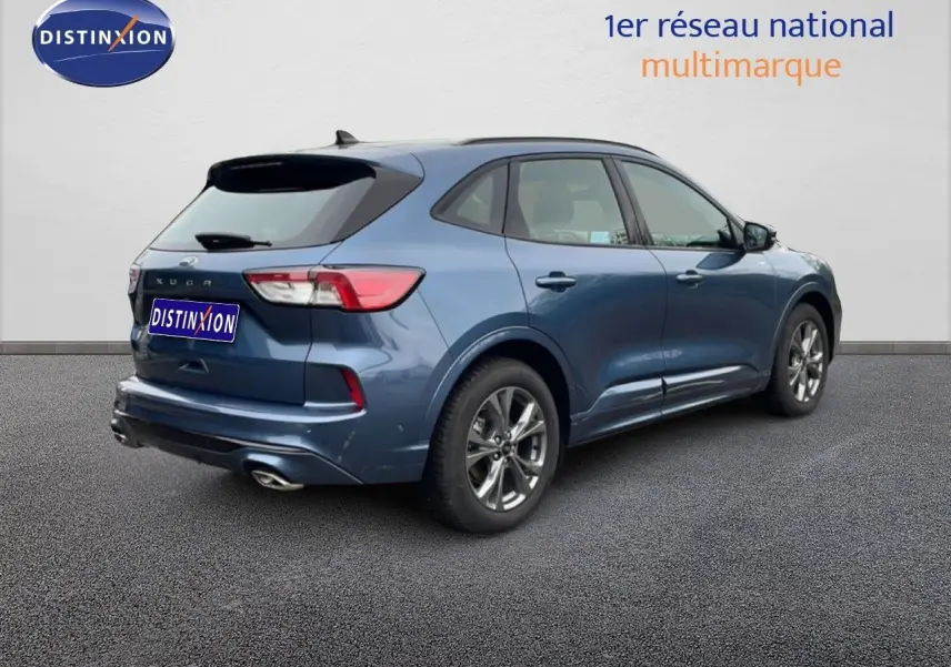Ford Kuga 2024 bleu Vapor Metal en vue 3/4 arrière droit, avec jantes alliage et feux LED distinctifs.