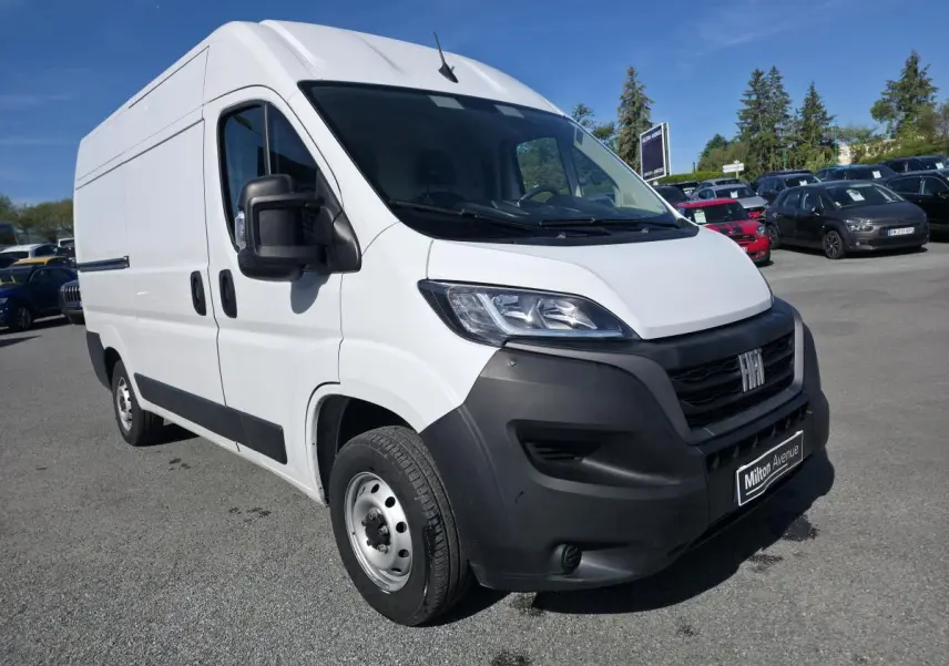Fiat Ducato Fourgon blanc en 3/4 avant droit, avec calandre noire et jantes acier 15 pouces visibles.