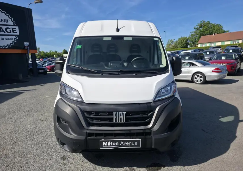 Vue avant d’un FIAT Ducato Fourgon blanc 2023 avec calandre noire et pare-chocs robuste en plastique noir.