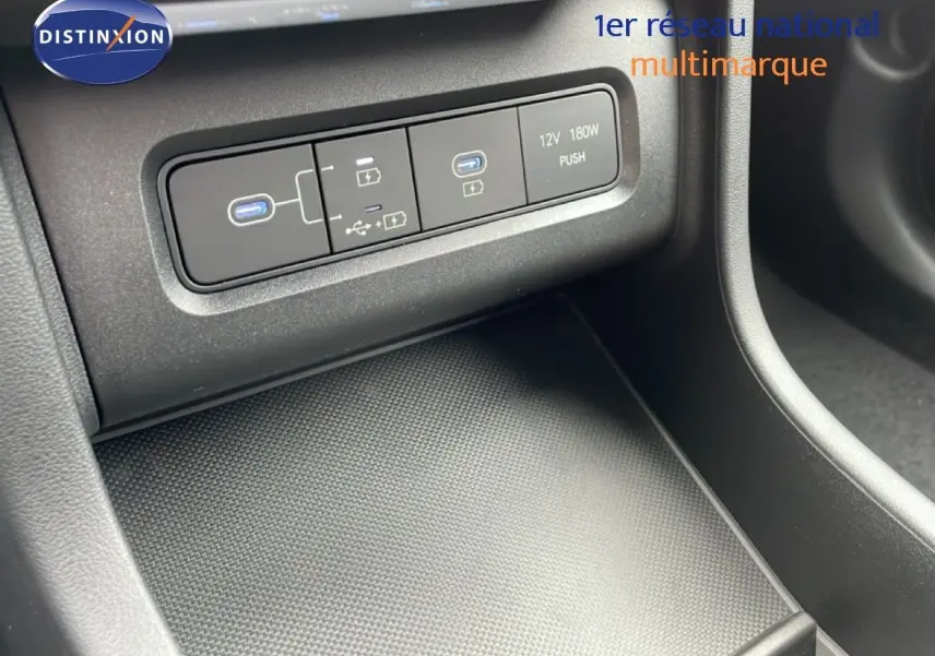Détail de la console centrale du Hyundai Tucson 2026, montrant les ports USB et prise 12V, finition noire.