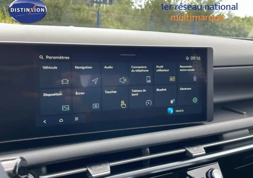 Vue intérieure du tableau de bord du Hyundai Tucson 2026 avec écran tactile large et commandes modernes.
