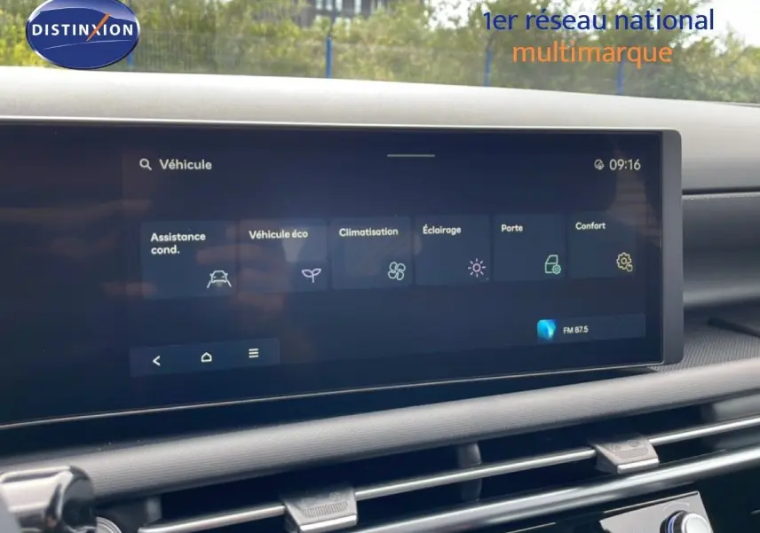 Écran tactile central intérieur du Hyundai Tucson blanc, affichant les réglages du véhicule et de confort.