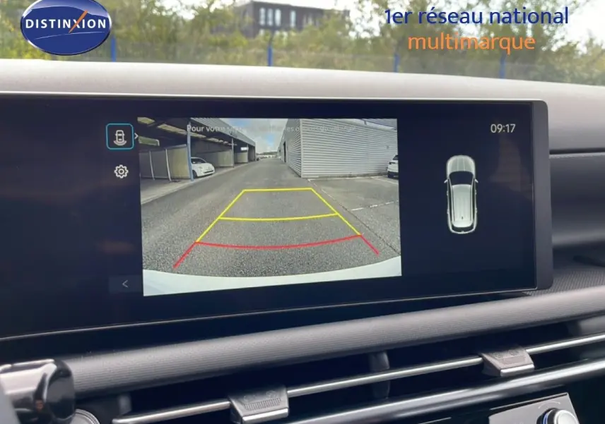 Écran intérieur affichant la caméra de recul du Hyundai Tucson blanc Atlas, vue arrière avec guidage coloré.