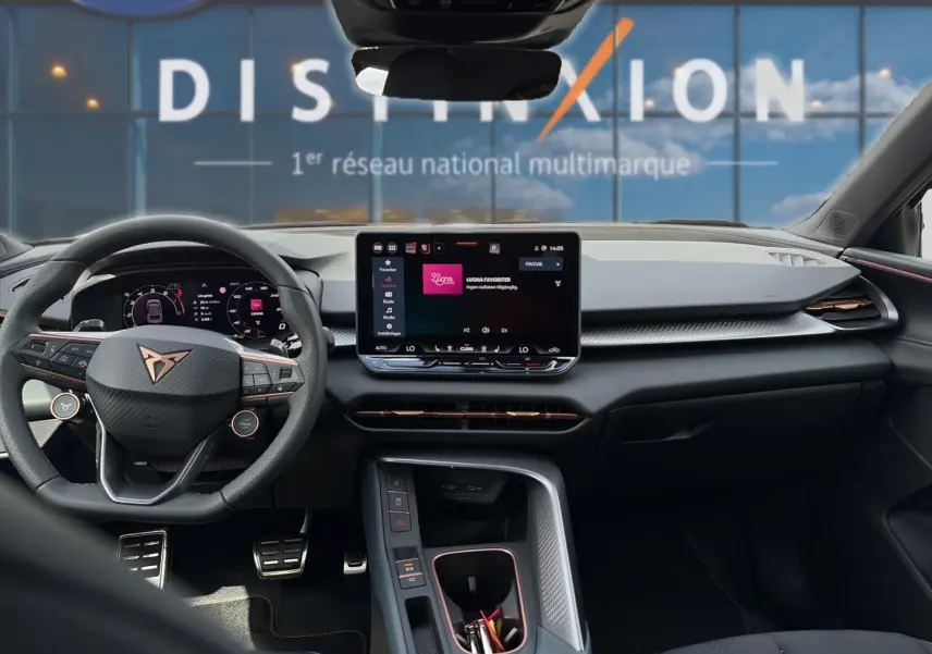 Vue intérieure avant du CUPRA TERRAMAR 2026, tableau de bord noir avec écran tactile central et volant multifonction.