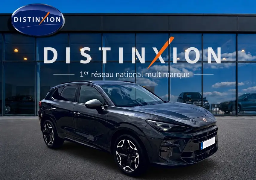 Vue 3/4 avant droite d'une CUPRA TERRAMAR gris Timanfaya avec jantes 19 pouces et vitres surteintées devant un showroom Distinxion.