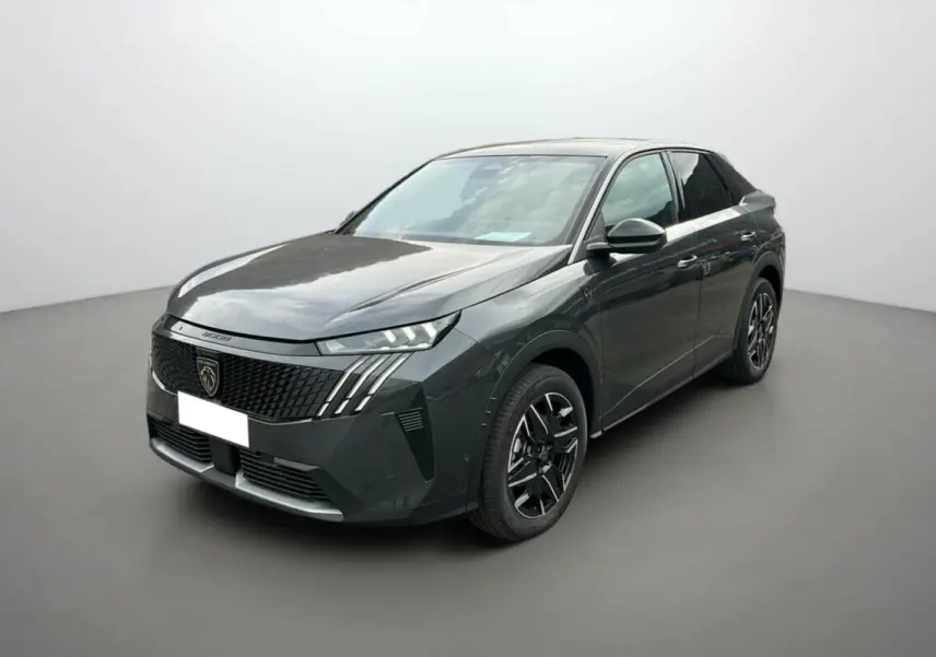 Peugeot 3008 Hybrid 145 GT Alcantara gris titane avec toit noir, vue 3/4 avant droit mettant en valeur ses phares LED distinctifs.