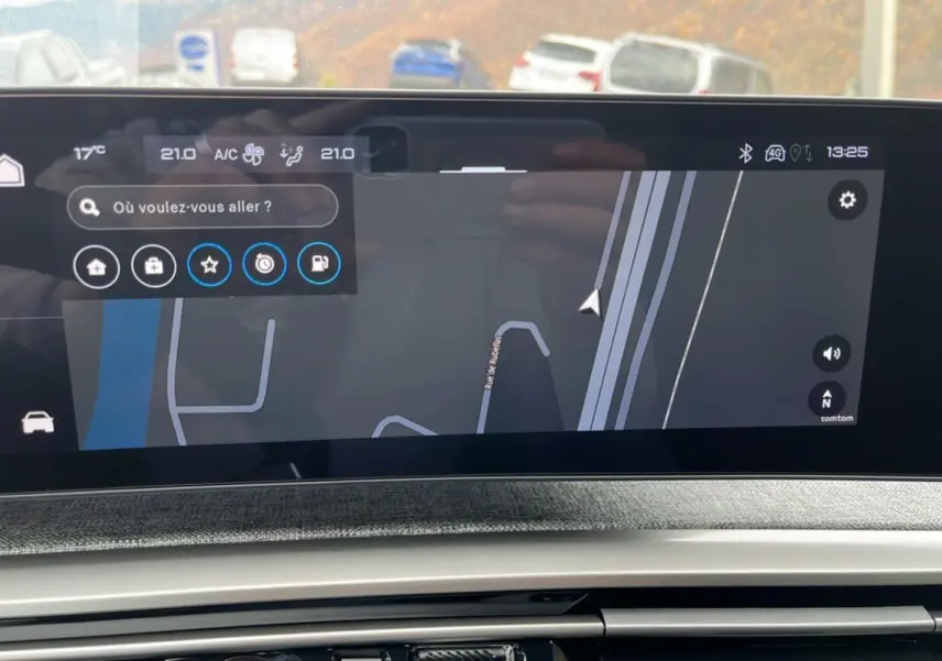 Écran tactile central du Peugeot 3008 Hybrid 145 GT Alcantara affichant la navigation GPS en intérieur.