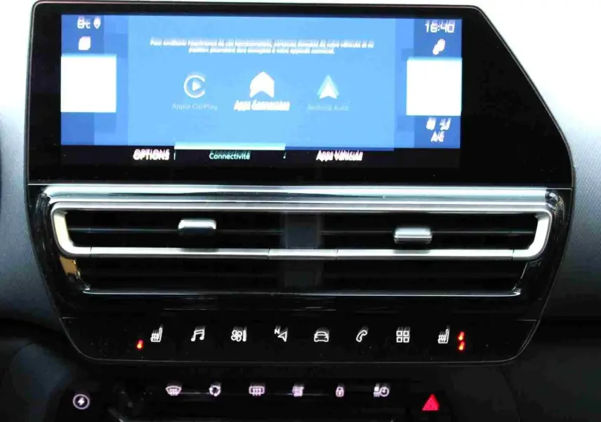 Vue rapprochée de la console centrale avec écran tactile et commandes de climatisation du Citroën C5 Aircross hybride.