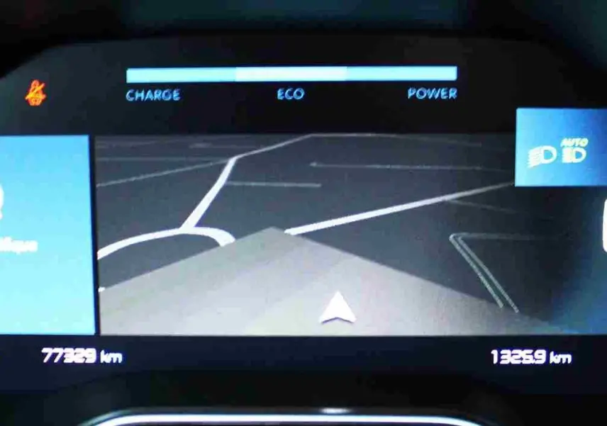 Affichage numérique du tableau de bord du Citroën C5 Aircross hybride rechargeable, montrant la navigation et les indicateurs de charge.