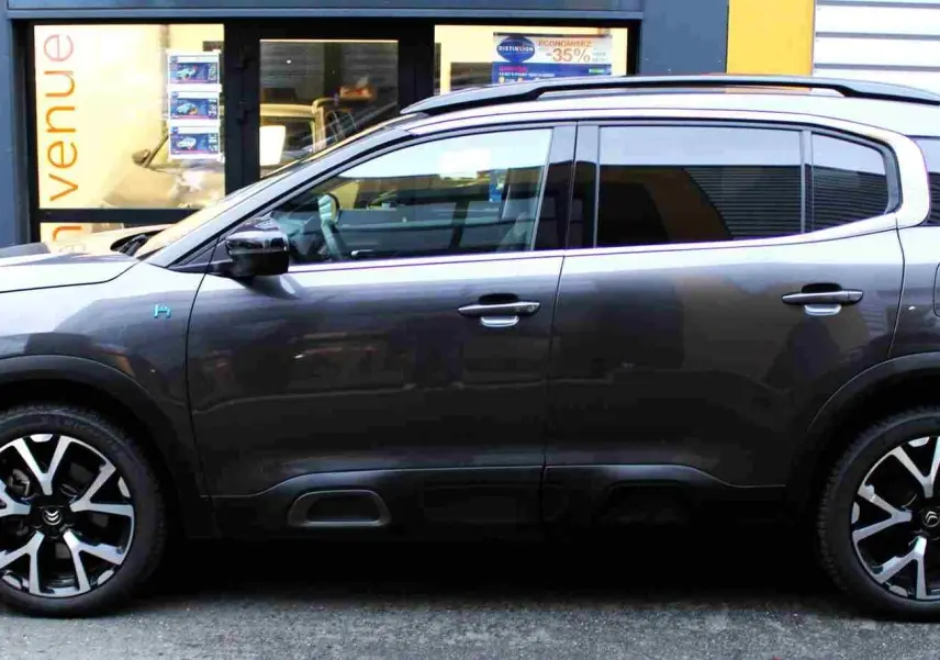 Vue de profil côté gauche d'un Citroën C5 Aircross gris platinium avec jantes alliage noires et détails chromés.