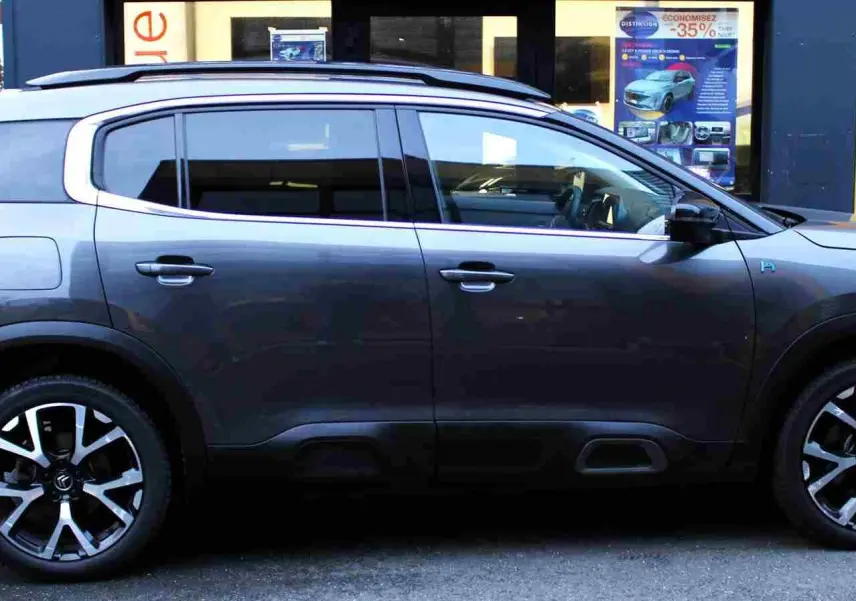 Vue latérale droite d'un Citroën C5 Aircross gris platinium hybride rechargeable, avec jantes alliage et toit noir contrasté.