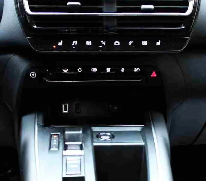 Vue intérieure du tableau de bord et console centrale du Citroën C5 Aircross gris platinium avec écran tactile et commandes modernes.