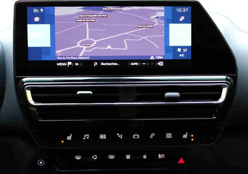 Écran tactile central avec navigation GPS et commandes tactiles sur tableau de bord du Citroën C5 Aircross gris platinium.