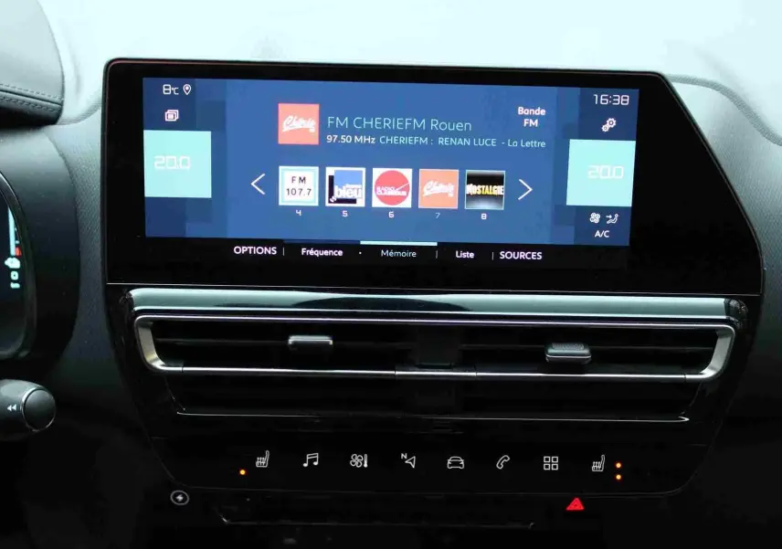 Vue rapprochée de l’écran tactile central du tableau de bord du Citroën C5 Aircross gris platinium, affichant la radio FM.