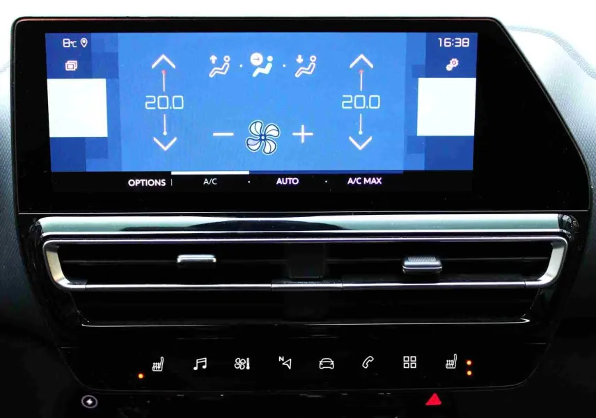 Vue rapprochée de l'écran tactile et des commandes de climatisation du Citroën C5 Aircross gris platinium.