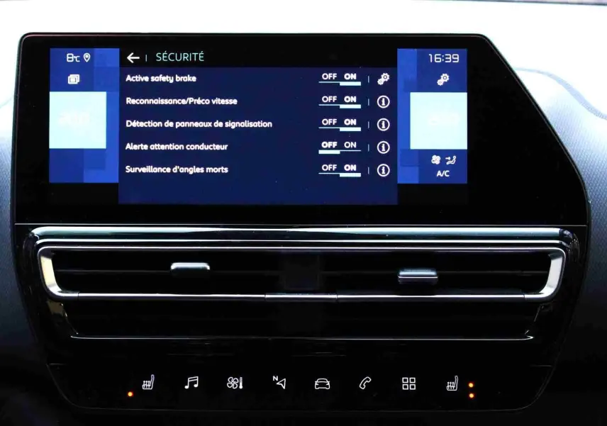Écran tactile central du Citroën C5 Aircross hybride gris platinium affichant les réglages de sécurité active.