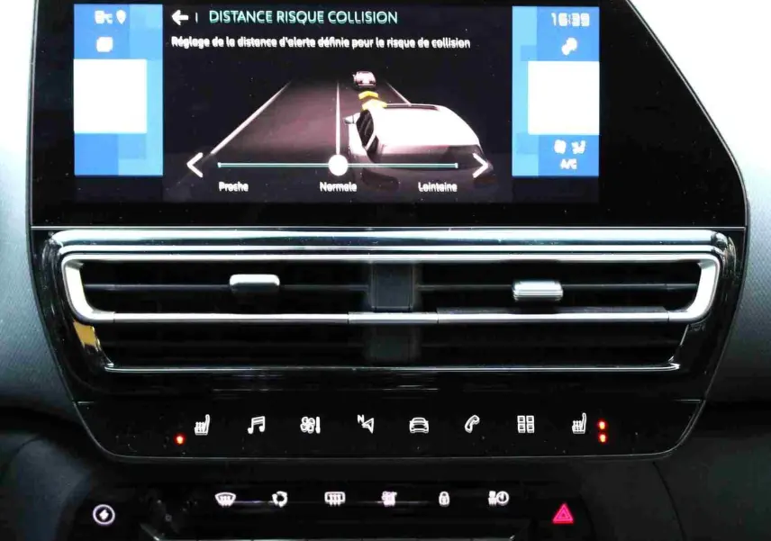 Écran tactile central du tableau de bord du Citroën C5 Aircross hybride, affichant le réglage d'alerte collision.