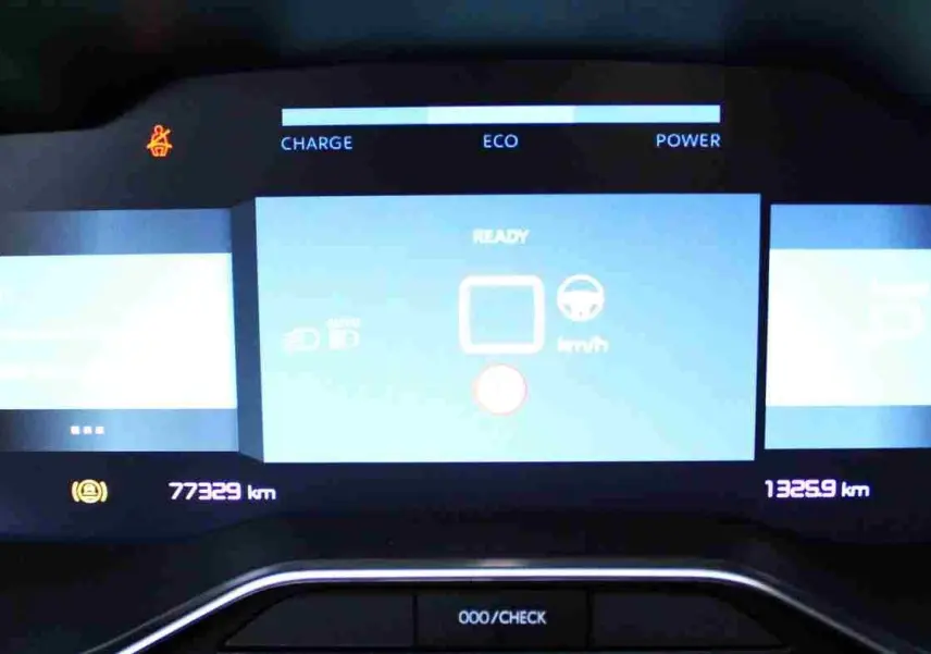 Tableau de bord numérique du Citroën C5 Aircross hybride, affichant l'autonomie, la vitesse et les modes de conduite.