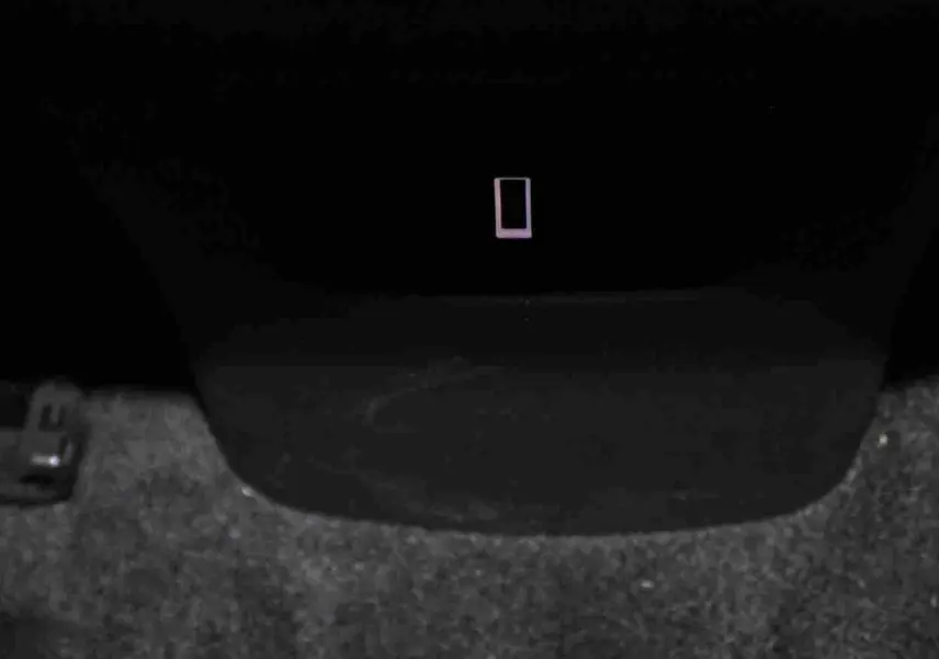 Gros plan sur la console centrale noire et le tapis gris foncé au sol d'un Citroën C5 Aircross hybride rechargeable.