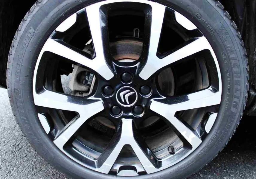 Gros plan sur la jante alliage bicolore noire et argentée du Citroën C5 Aircross gris platinium.