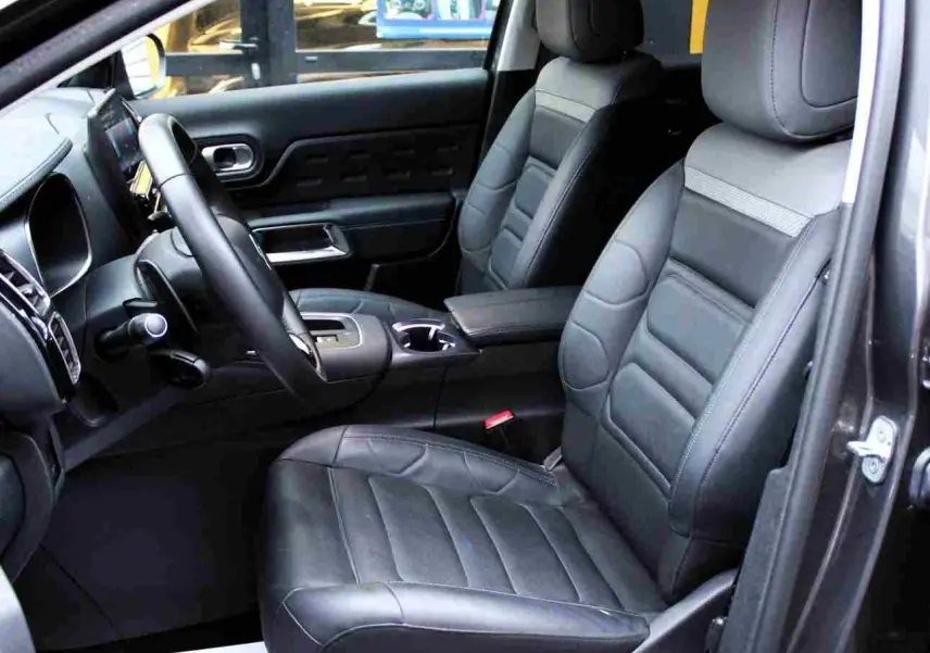 Vue intérieure côté conducteur du Citroën C5 Aircross gris platinium, sièges en cuir noir et tableau de bord moderne.