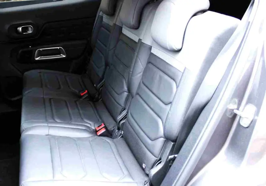 Vue intérieure côté droit sur les sièges arrière en cuir gris du Citroën C5 Aircross hybride rechargeable.