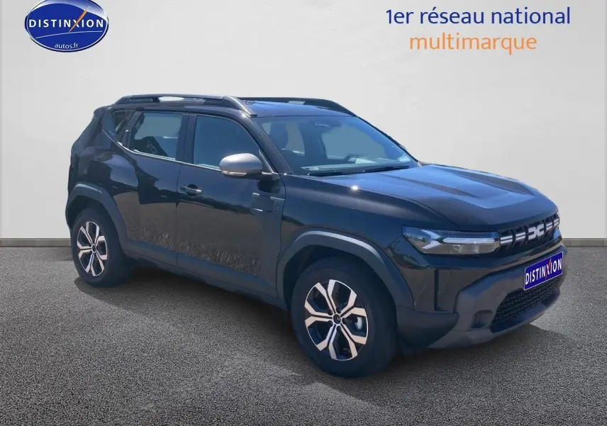 SUV Dacia Duster noir vu en 3/4 avant droit avec jantes alliage et barres de toit visibles.