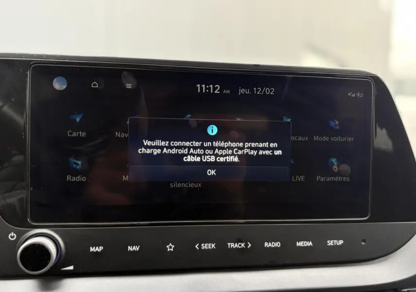 Écran tactile central de la Hyundai i20 2025 affichant un message de connexion Apple CarPlay et Android Auto.