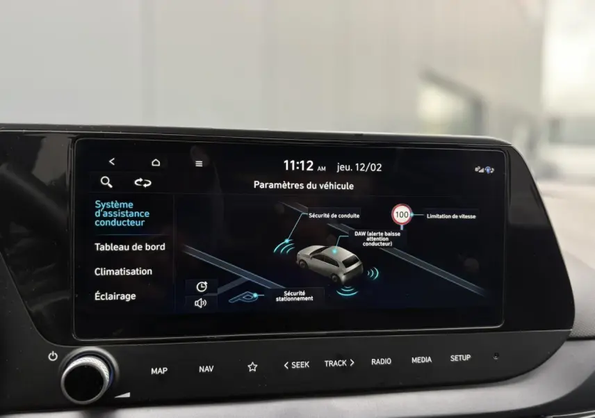 Écran tactile 10,25'' du tableau de bord de la Hyundai i20 gris Aurora, affichant les paramètres d'assistance conducteur.